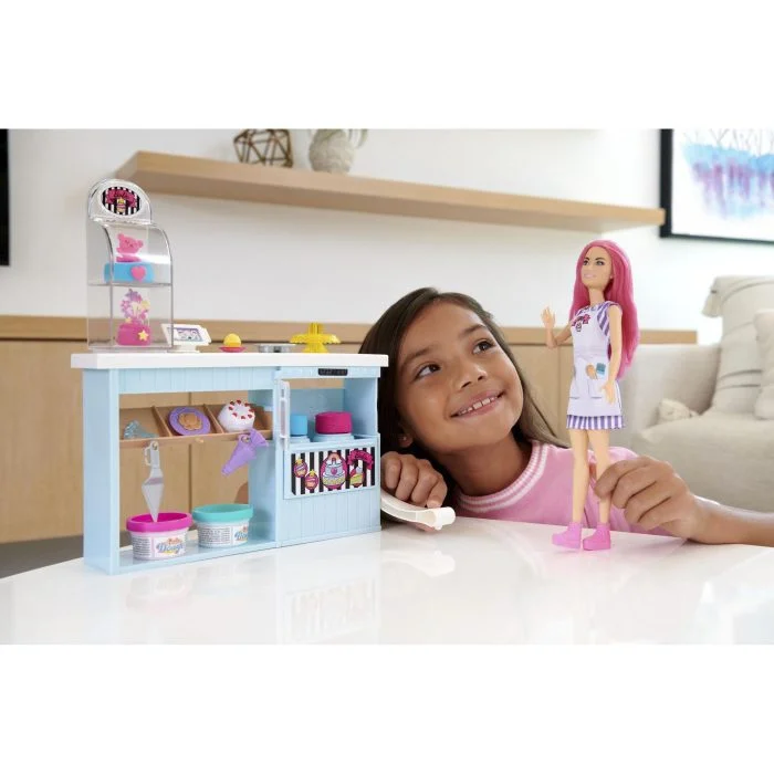 Coffret de jeu Patisserie ​Barbie avec poupée  silhouette Petite de 30,5cm – Image 3