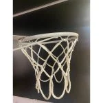 anneau de basket ball en metal en gris Claire