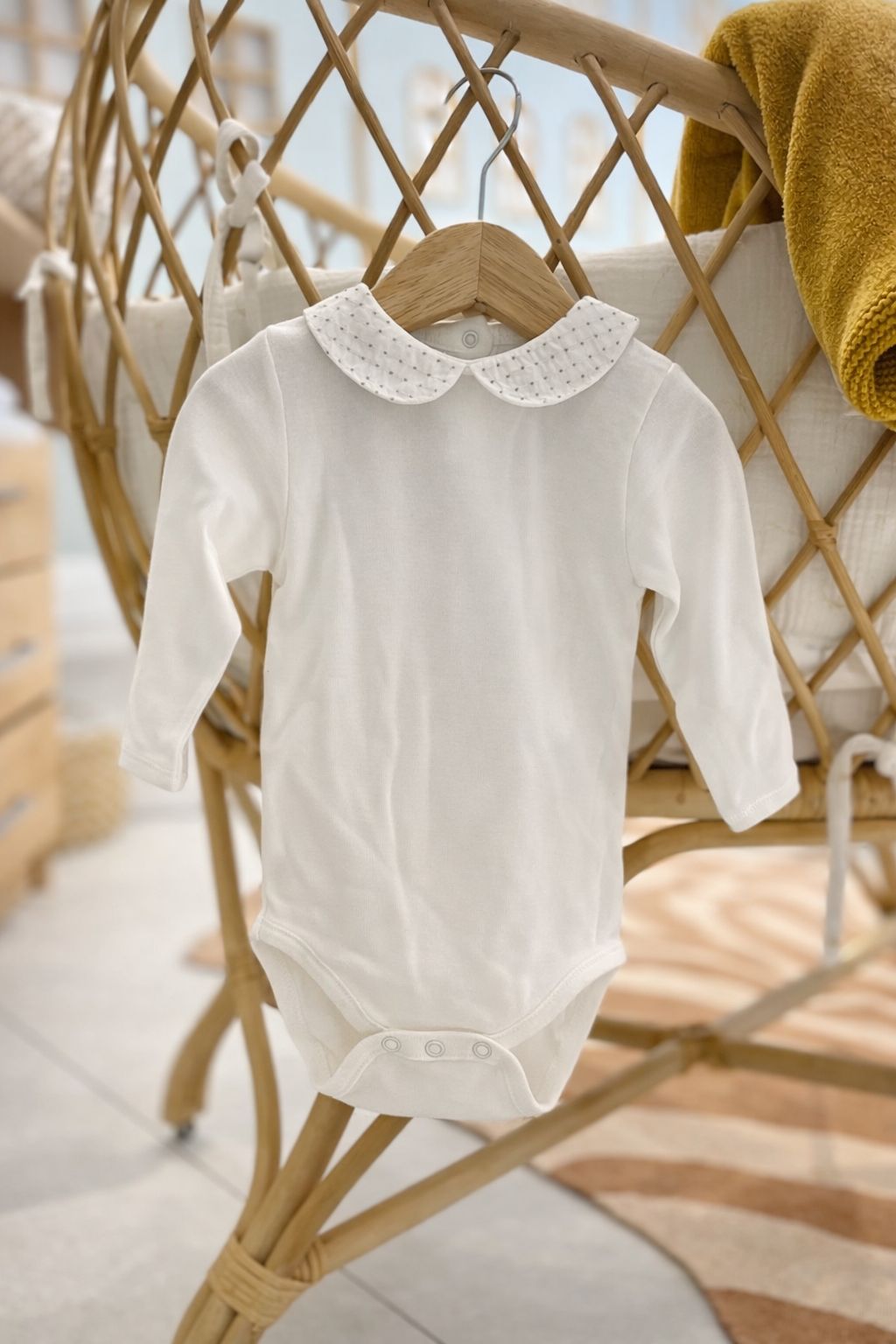 d005d9d4-ffd6-4d04-82e4-00e3aecd46c7 BONPOINT Body en coton a col brodé doré -9mois – Image 1