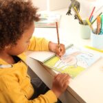 Livre de coloriage Dino world avec 8 crayons de couleur – Image 2