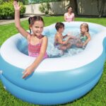 Enfants jouant dans une piscine gonflable.
