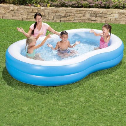Enfants jouant dans une piscine gonflable.