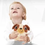 Enfant tenant un jouet en peluche.