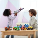 Enfants jouant avec des voitures miniatures.