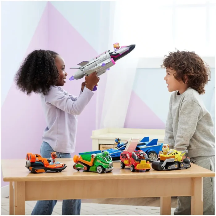 Enfants jouant avec des voitures miniatures.