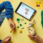 Enfants construisant avec des LEGO