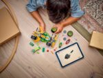 Enfant construisant un véhicule en jouet.