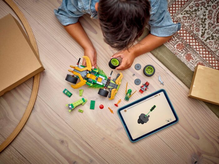Enfant construisant un véhicule en jouet.