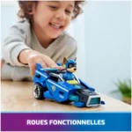 Voiture jouet avec personnage animé.