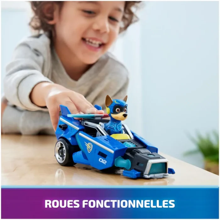 Voiture jouet avec personnage animé.