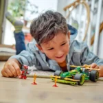 Enfant jouant avec des jouets colorés.