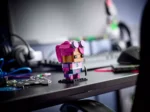 Figurine colorée sur un bureau