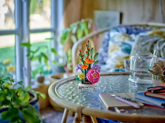 Vase coloré sur une table en verre.