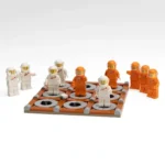 Des figurines de jeu colorées.