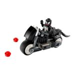 Un personnage Lego sur une moto.