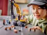 Enfant jouant avec un camion Lego.
