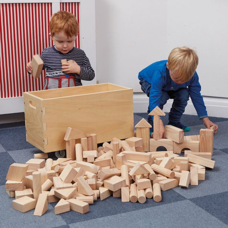 Enfants jouant à un jeu de construction - développement cognitif