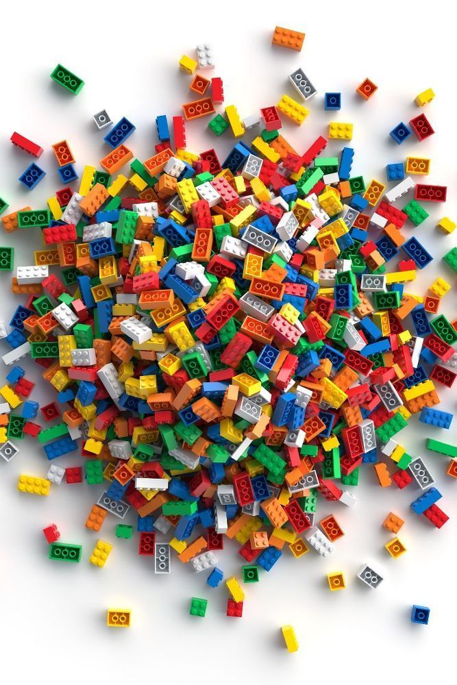 Une pile colorée de briques LEGO.