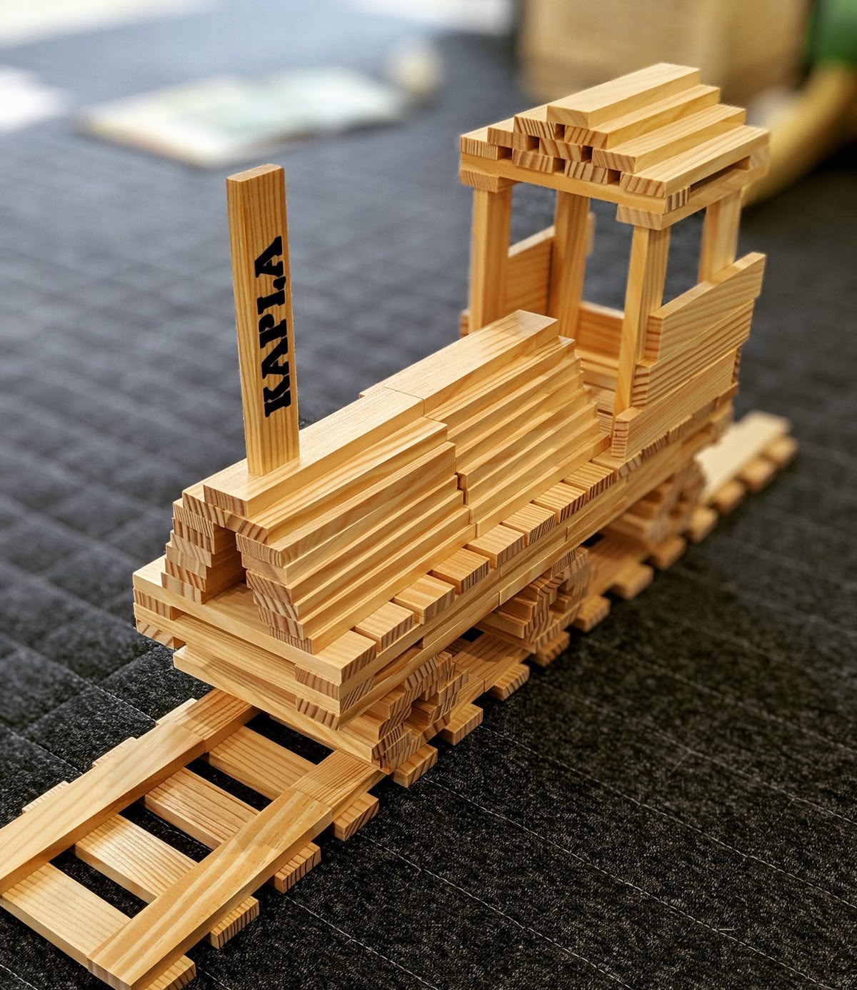 Modèle de train en Kapla